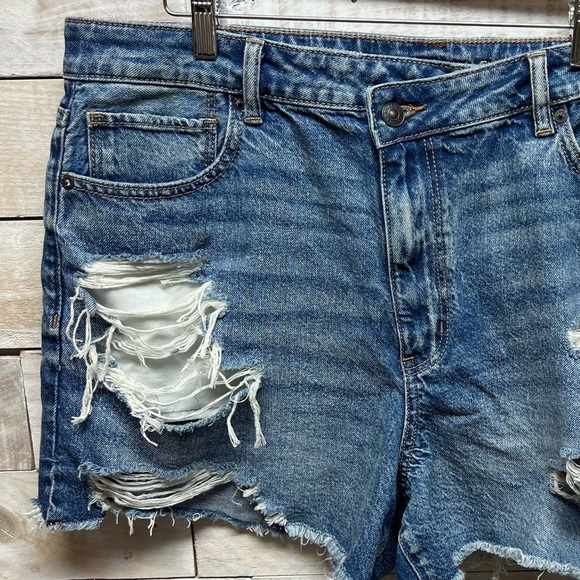 American Eagle Distressed Mom High Rise Shorts Womens Plus 18‎ 34W Blue NWT New - Picture 3 of 15